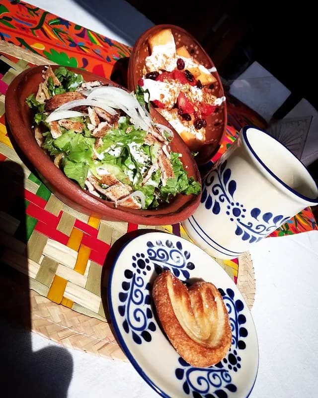 Ensalada de pollo con pan dulce